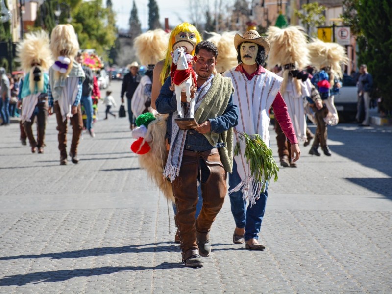 Desfilan bandas sinfónicas, danzantes y autos clásicos