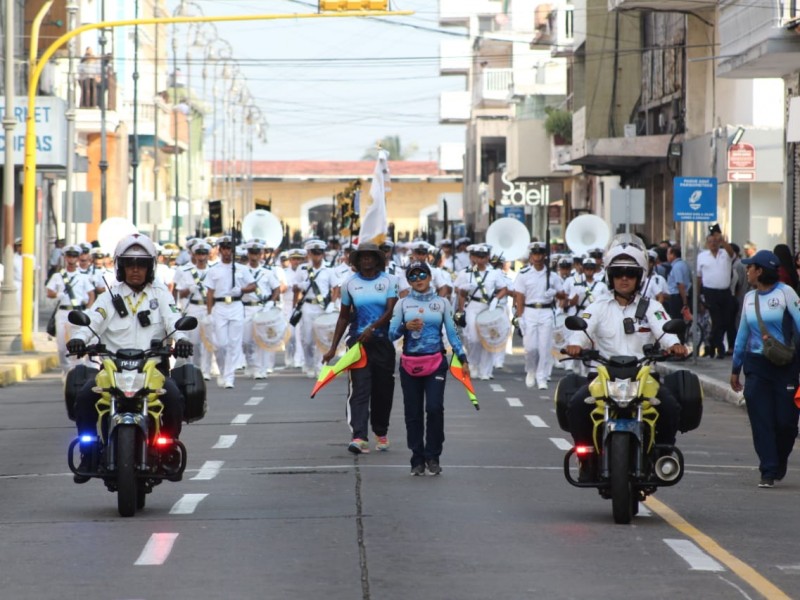 Desfilan cadetes navales por centro de Veracruz