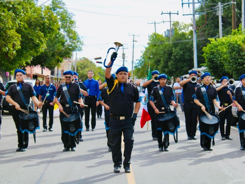 Desfilan en Empalme por día de la Bandera