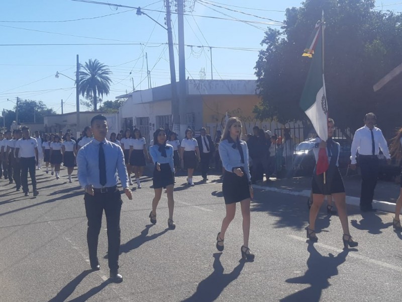 Desfilan en Empalme por día de la bandera