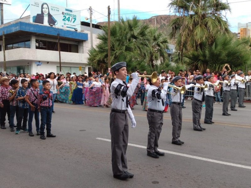 Desfilan por aniversario de la revolución