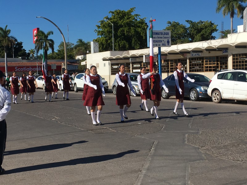 Desfilan por el día de la Bandera Nacional