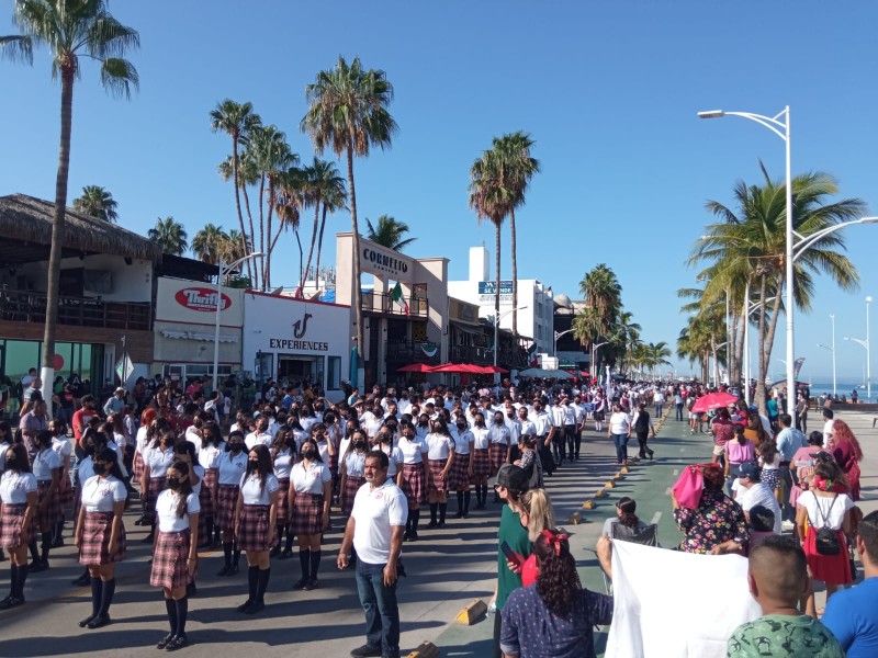 Desfile Civico Militar beneficia a vendedores ambulantes