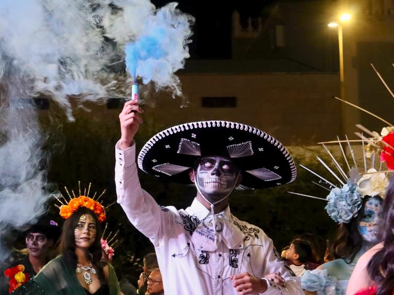 Desfile de Día de Muertos llena de color la Plaza Mayor