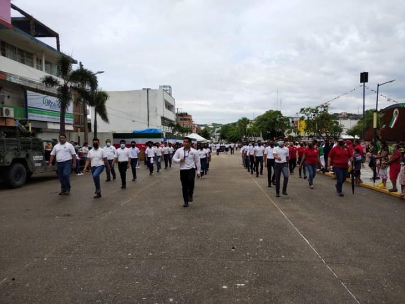 Fluida participación en desfile de Salina Cruz