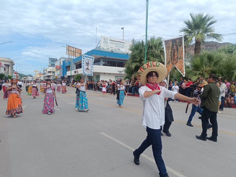 Desfile en Guaymas celebra 215 años de independencia mexicana