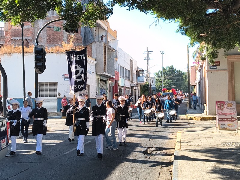 Desfile institucional que honra la formación profesional