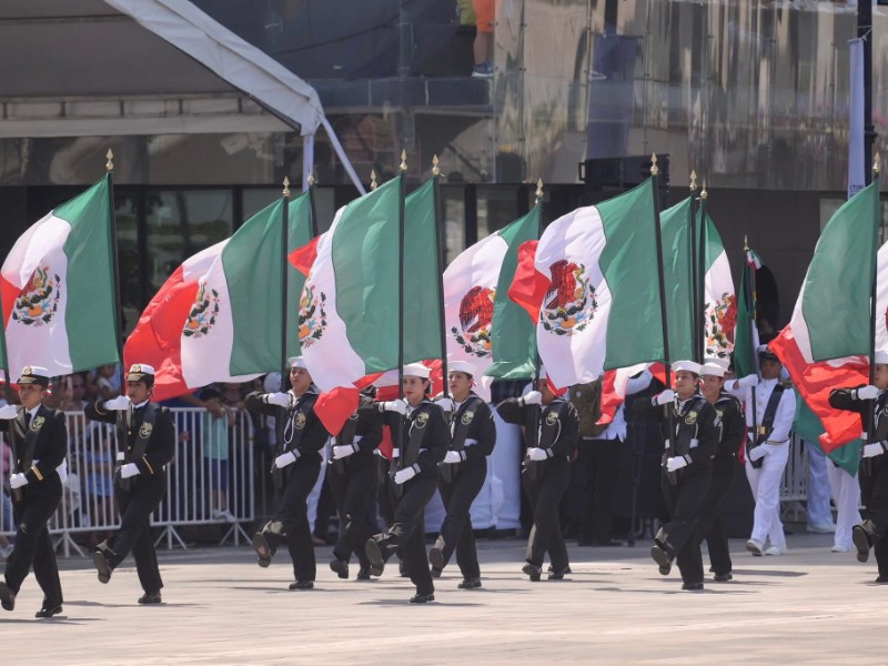Desfile naval celebra 204 años de la Armada en Veracruz