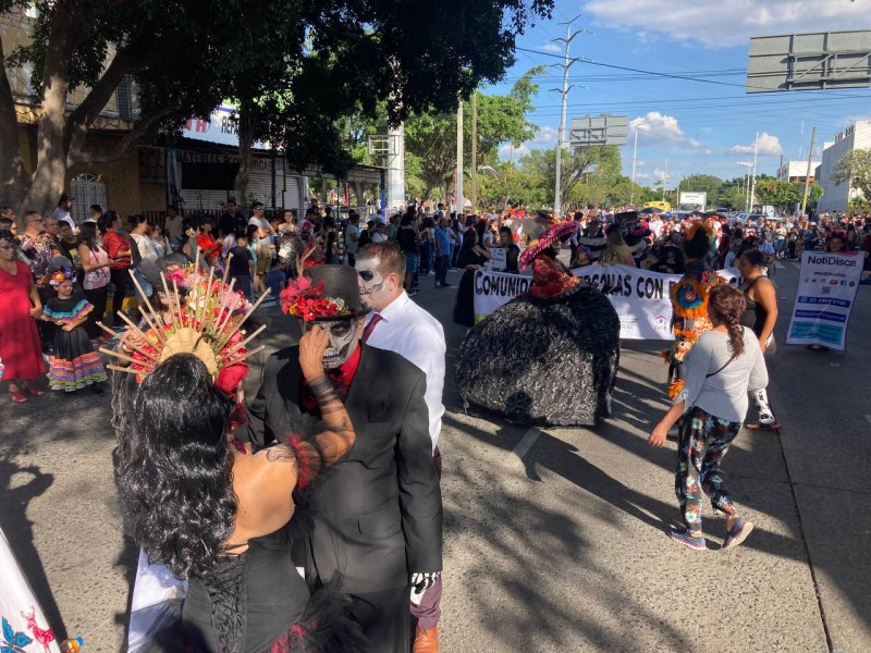 Desfile por el Día de Muertos recorre calles tapatías