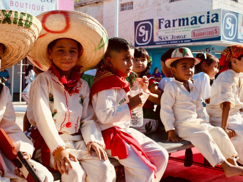 Desfilen pequeños en Empalme celebrando la Independencia de México