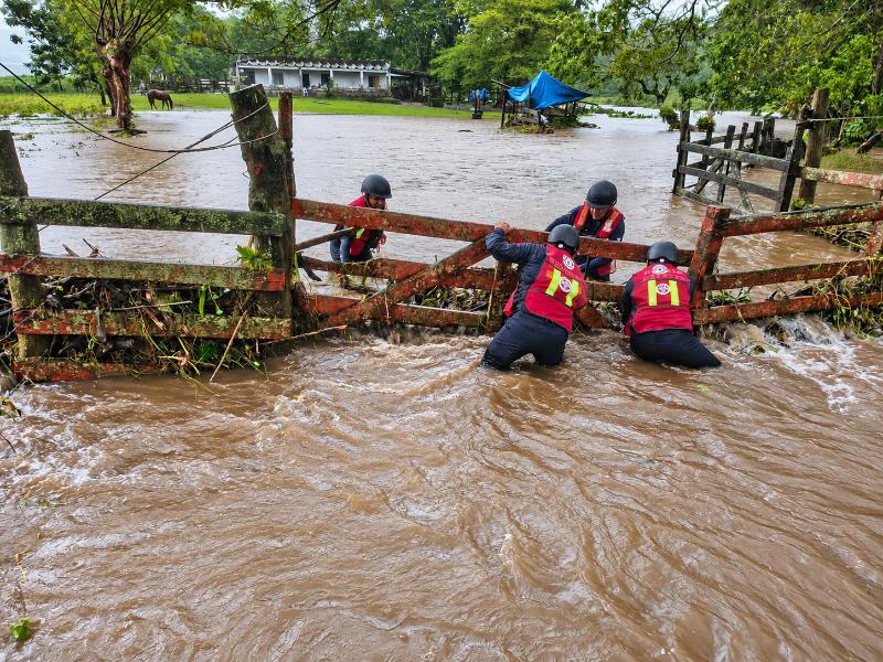 Desfogue de presa en Puebla mantiene en alerta al norte de Veracruz