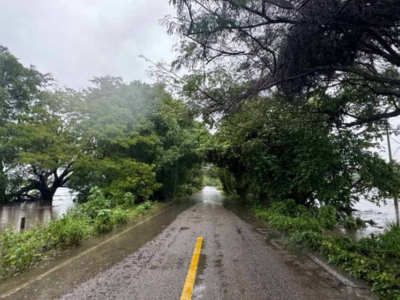Desgajamiento de un cerro en Pinotepa Nacional por lluvias