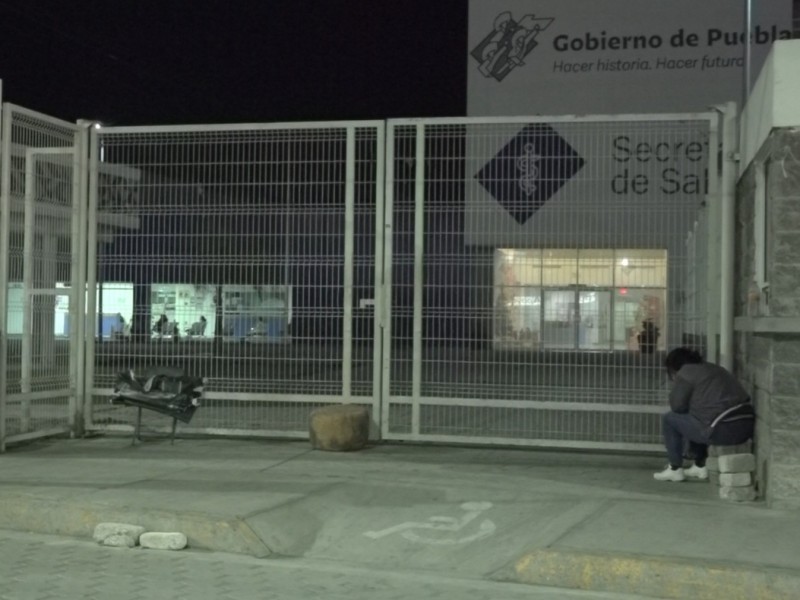 Deshumanización en Tehuacán, frente a hospitales duermen hasta 100 personas