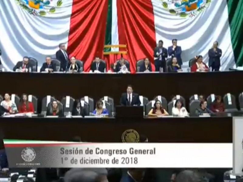 Designan a legisladores para recibir a AMLO