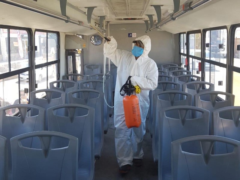 Desinfectan a diario camiones urbanos por coronavirus