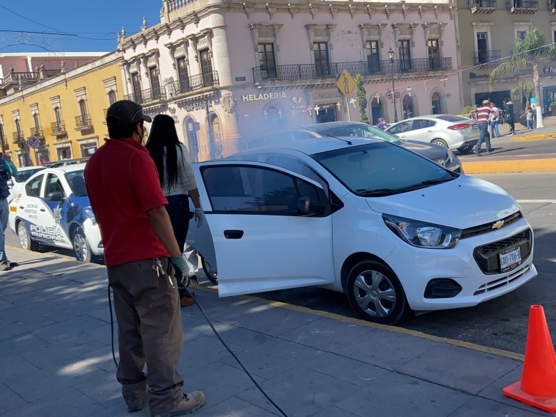 Desinfectan automóviles de manera gratuita por parte del PRI