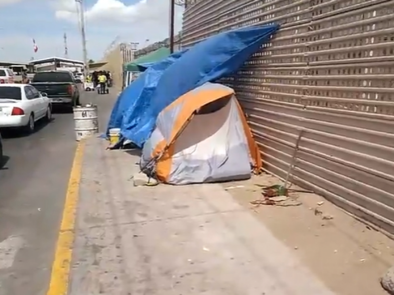 Desinstalación carpas de migrantes en muro fronterizo