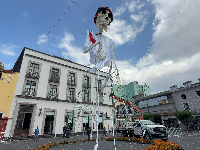 Desinstalan Catrina gigante en Plaza Lerdo, por intensos vientos Desinstalan Catrina gigante en Plaza Lerdo, por intensos vientos