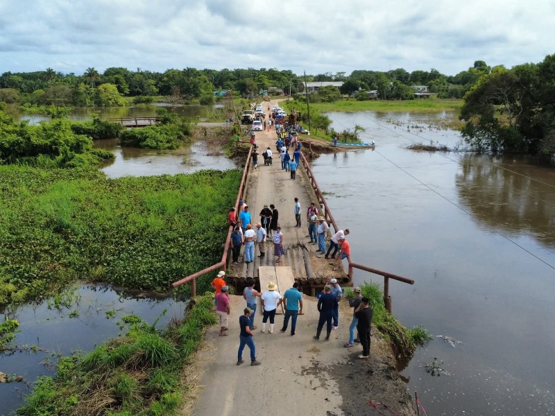 Deslave colapsa puente en Texistepec y deja comunidades aisladas
