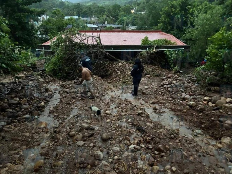 Deslave de cerro en Santiago Ixcuintla deja una familia atrapada