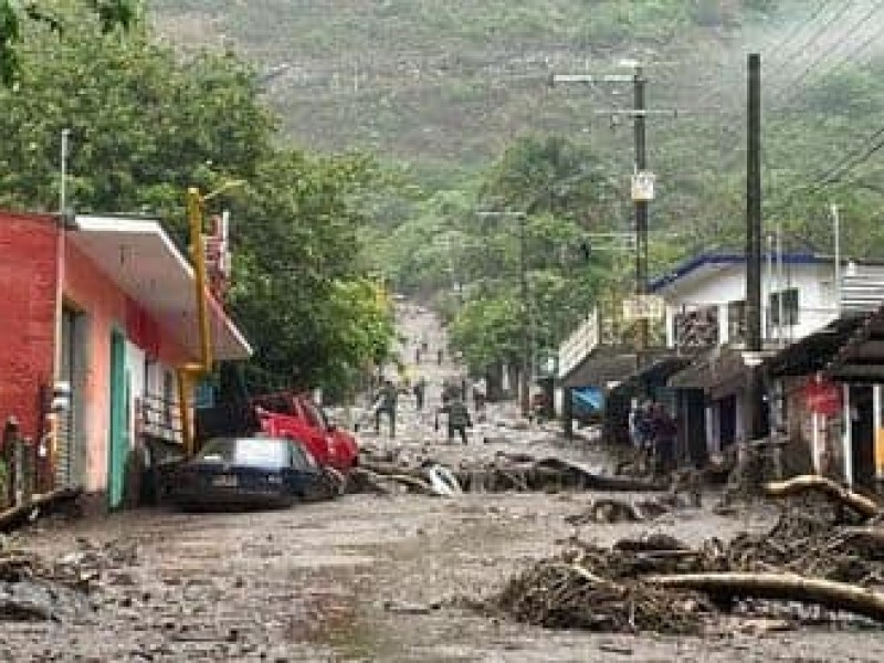 Deslave de cerro en Tlilapan genera decenas de afectaciones