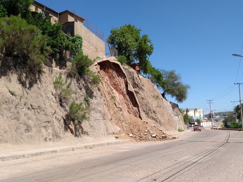 Deslave de cerro pone en riesgo vivienda.