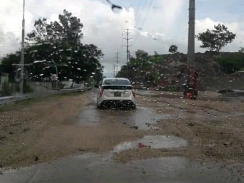 Deslave de material en Biosfera afectó libramiento carretero