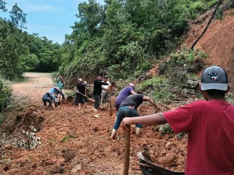 Deslaves incomunican a comunidades de la Cuenca; pobladores piden ayuda
