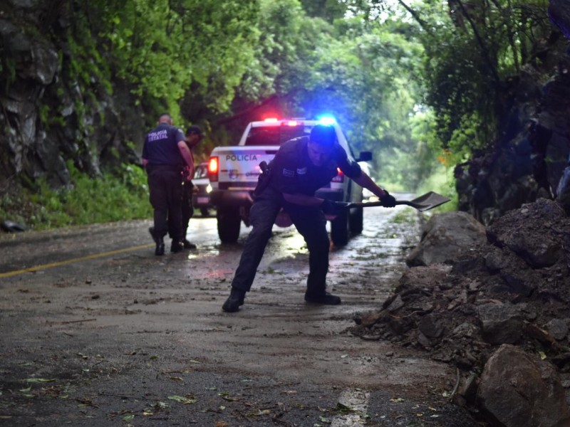 Deslaves interrumpen el paso en carretera Tepic - Puerto Vallarta