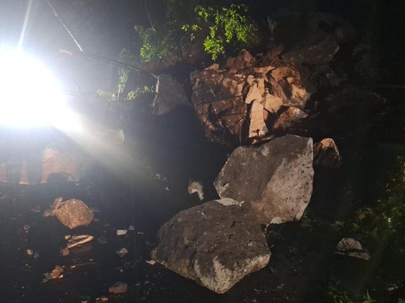 Deslaves obligan a cerrar caminos en Tlaltetela