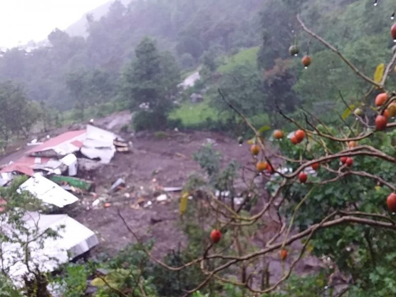 Deslizamiento de ladera afecta hogares, buscan a personas atrapadas