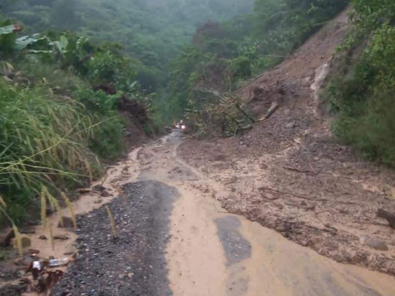 Deslizamiento de lodo provoca cierre en carretera Interserrana