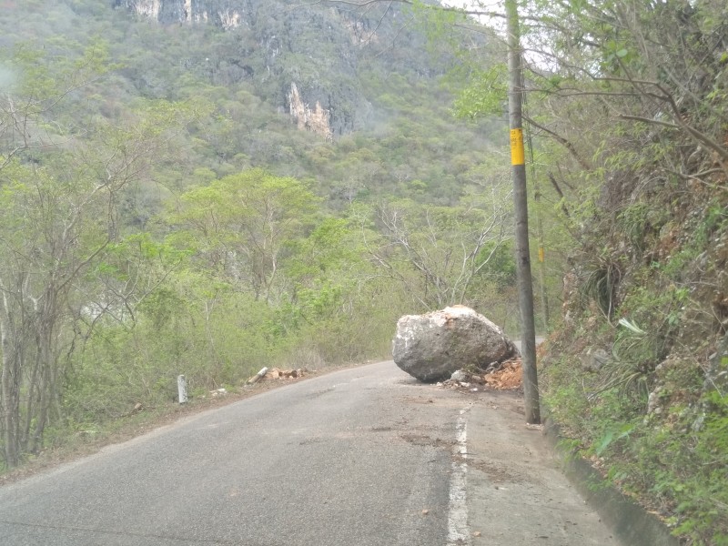 Deslizamiento de tierra y piedras, principal afectación que deja Agatha