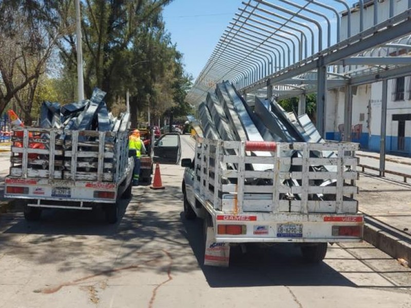 Desmantelan paradero en parque Juárez