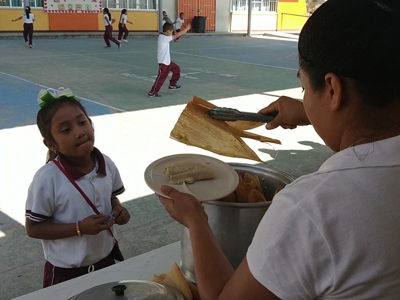 Desmienten condicionamiento de alimentos en primaria Octavio Paz