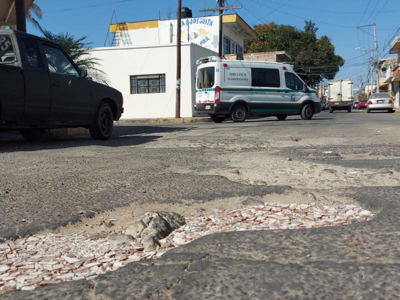 Desnivelada y en mal estado calle Morelos en Tepic