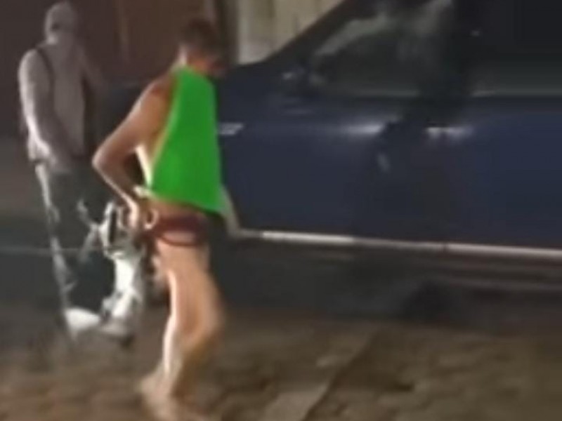 Desnudan a presunto ladrón y pasean por calles de Chiautzingo