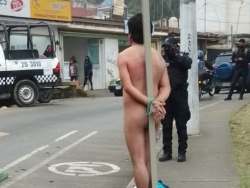 Desnudan y amarran a presunto ladrón en Xalapa