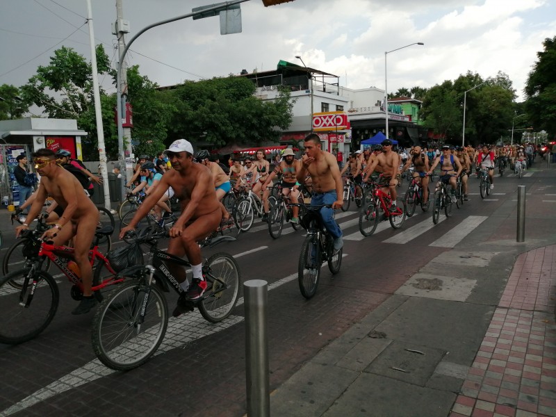 Desnudos y sin pudor por ciclistas muertos