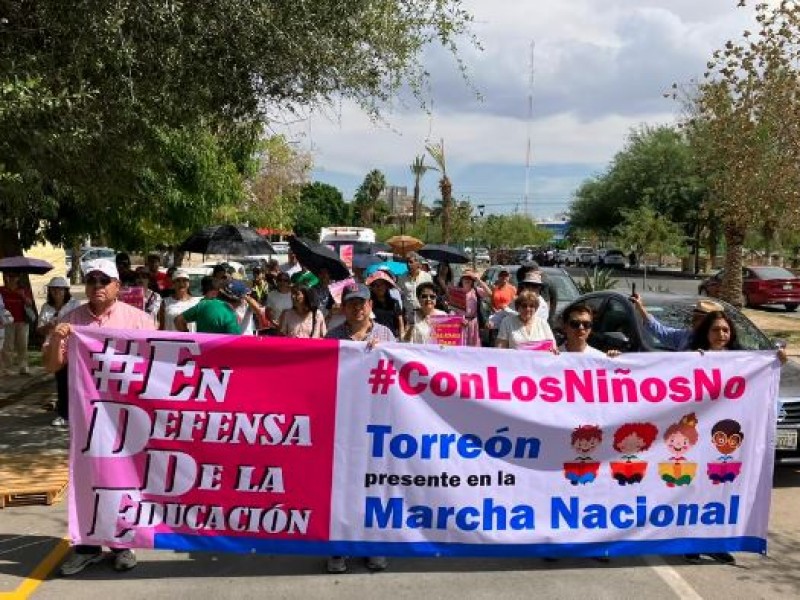 Desnutrida marcha contra los libros de texto en Torreón