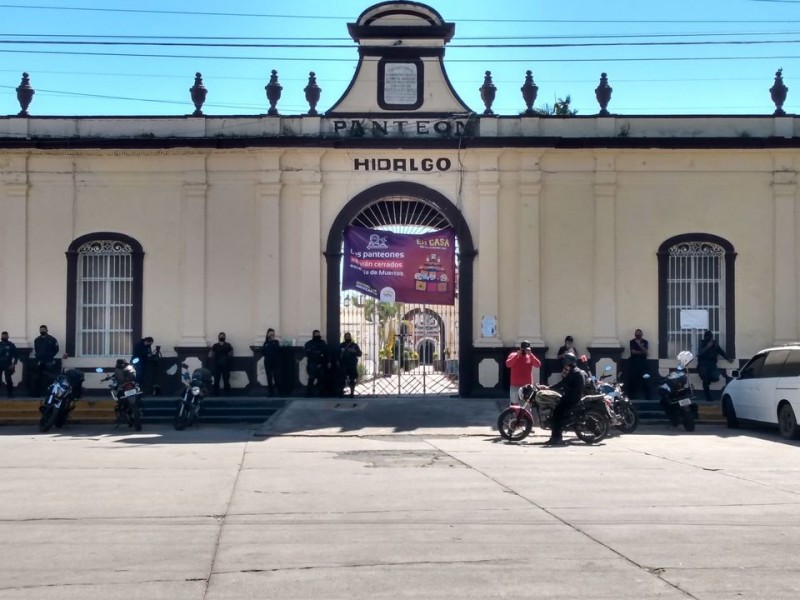 Desolados y resguardados, así estuvieron los panteones de Tepic