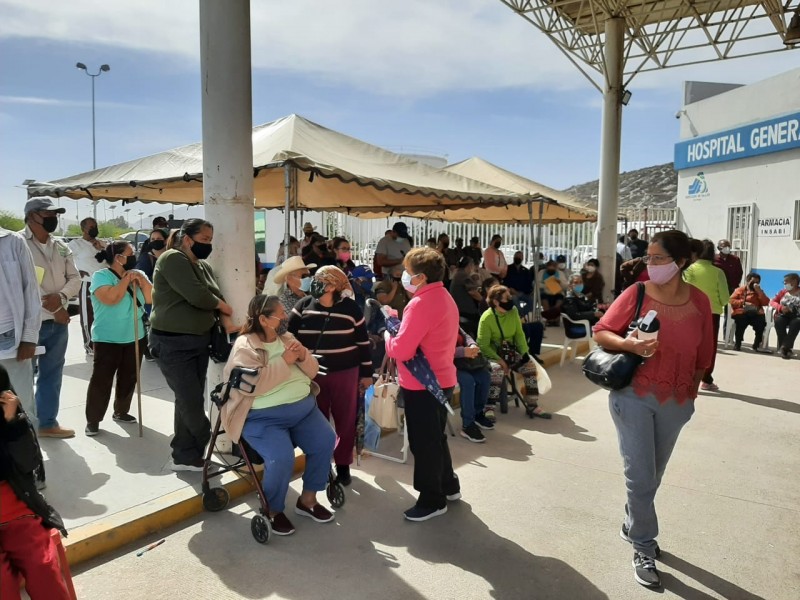 Desorganización y aglomeraciones masivas se reflejó en vacunación de Lerdo