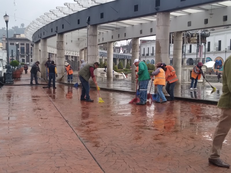 Desperdician cientos de litros de agua para lavar plazas deToluca