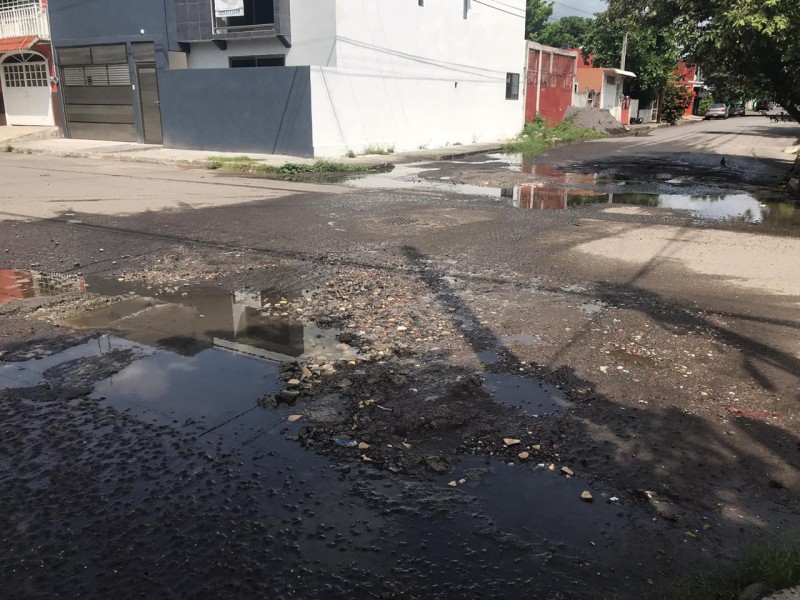 Desperdicio de agua por fugas en la colonia Playa Linda