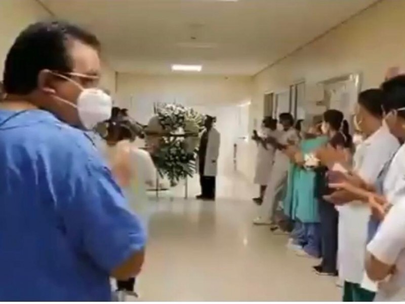 Despiden al primer médico del IMSS fallecido en Puebla