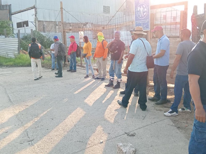 Despidos provocan bloqueo en obra del Tren Interoceánico en Coatzacoalcos