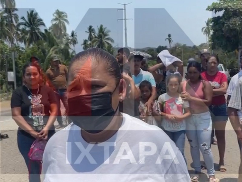 Desplazados de La Palma bloquen carretera para exigir seguridad