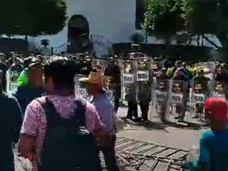 Desplazados llegan a Tuxtla Gutiérrez tiran vallas