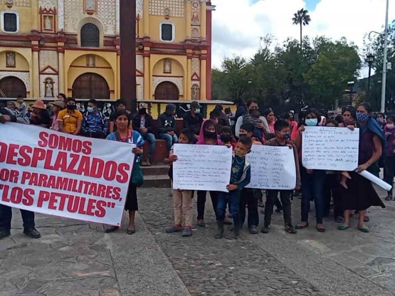 Desplazados piden apoyo de autoridades