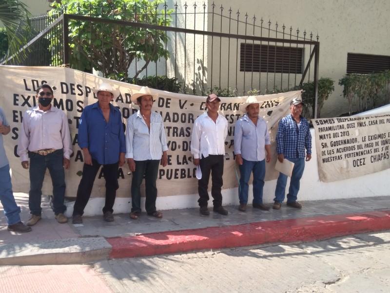 Desplazados protestan afuera de palacio de gobierno